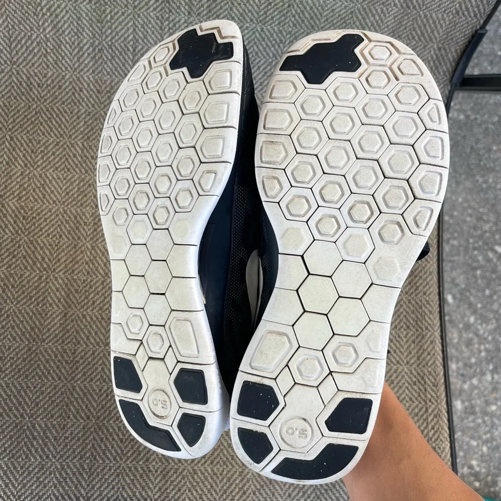 Nike kids shoes size (Y7)